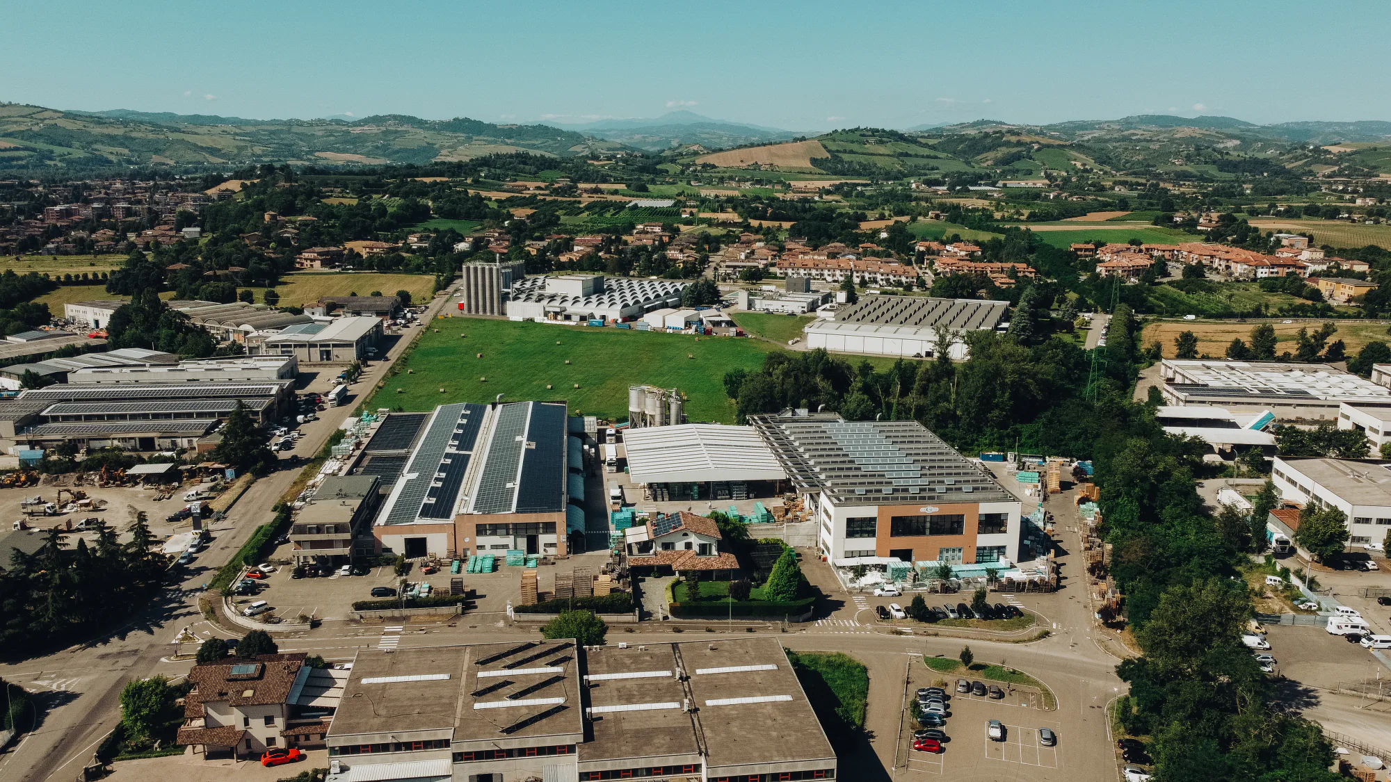 Edificio con facciata ventilata in lastre ceramiche di grande formato